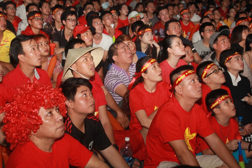 Con trẻ cùng cha mẹ chứng kiến chiến thắng của tuyển VN trên phố đi bộ - ảnh 7