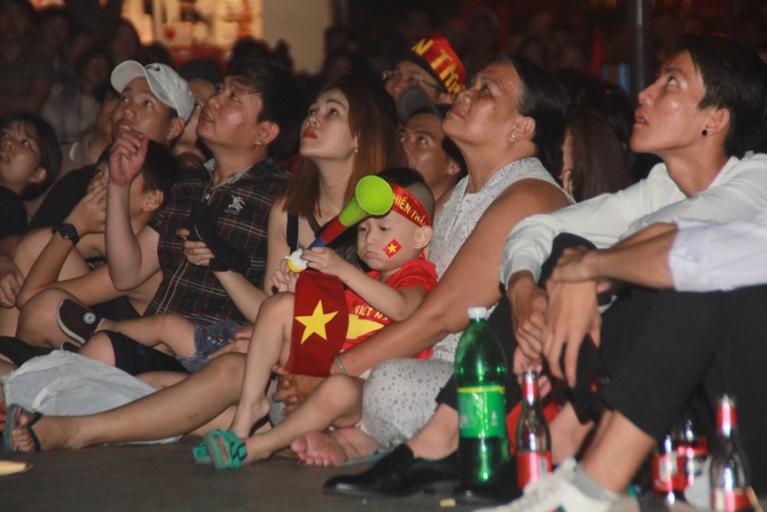 Con trẻ cùng cha mẹ chứng kiến chiến thắng của tuyển VN trên phố đi bộ - ảnh 14
