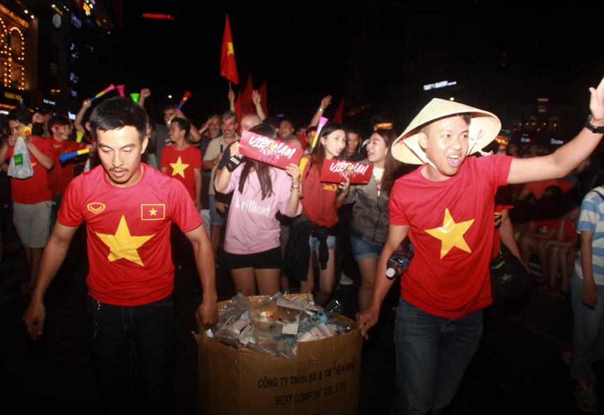 Con trẻ cùng cha mẹ chứng kiến chiến thắng của tuyển VN trên phố đi bộ - ảnh 24