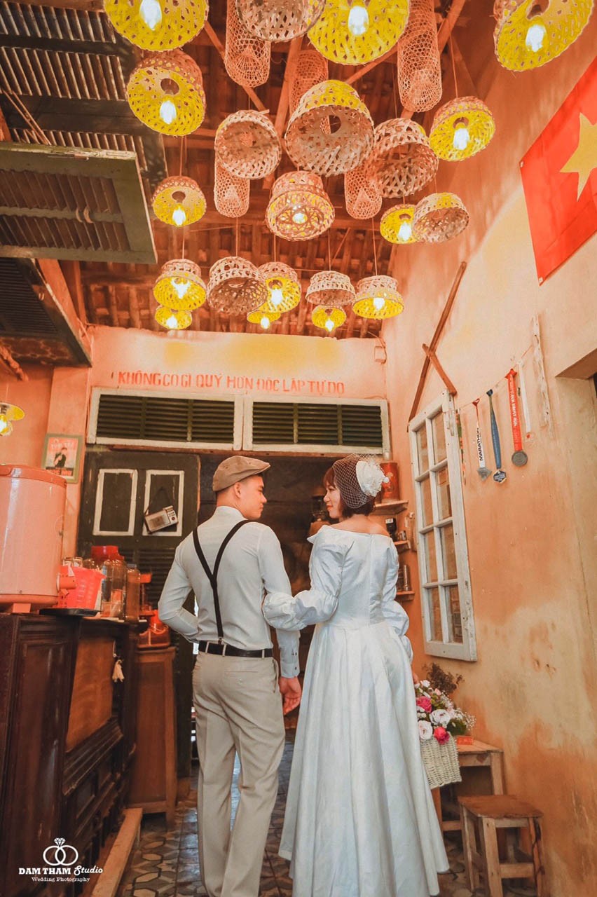 Nhiều cặp đôi tìm đến quán cà phê độc đáo này để chụp ảnh cưới.