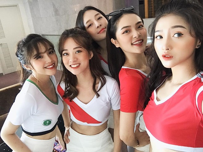 Nhìn gần dàn hot girl khoe sắc cổ vũ World Cup 2018 - ảnh 1