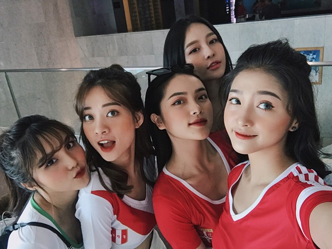 Nhìn gần dàn hot girl khoe sắc cổ vũ World Cup 2018 - ảnh 2