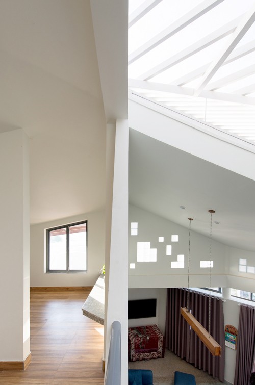 Cận cảnh ngôi nhà giấu kín tầng 2 dưới lớp mái dốc ở Đà Lạt - ảnh 9