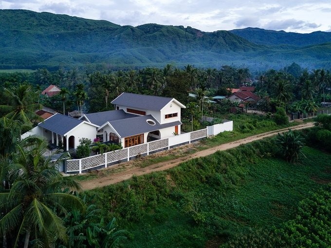 Ngôi nhà đẹp như resort con trai xây tặng ba mẹ ở Bình Định - ảnh 1
