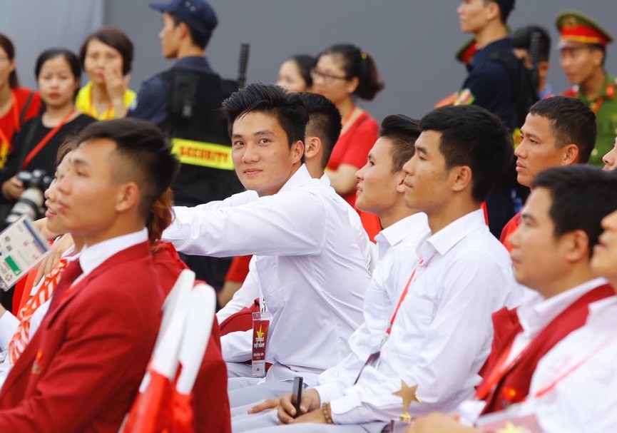 Dàn cầu thủ Olympic Việt Nam bảnh bao trong lễ mừng công - ảnh 8