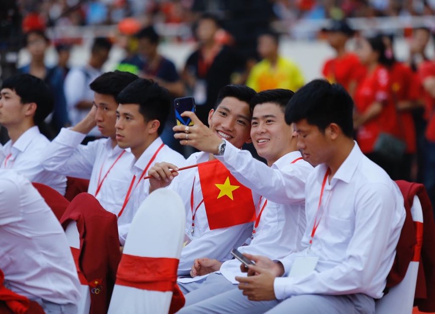 Dàn cầu thủ Olympic Việt Nam bảnh bao trong lễ mừng công - ảnh 9