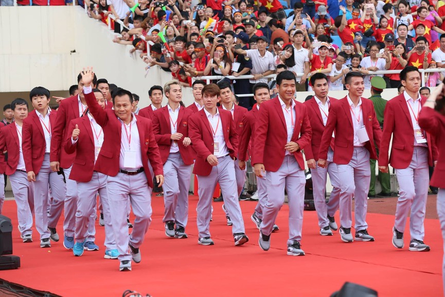 Dàn cầu thủ Olympic Việt Nam bảnh bao trong lễ mừng công - ảnh 10