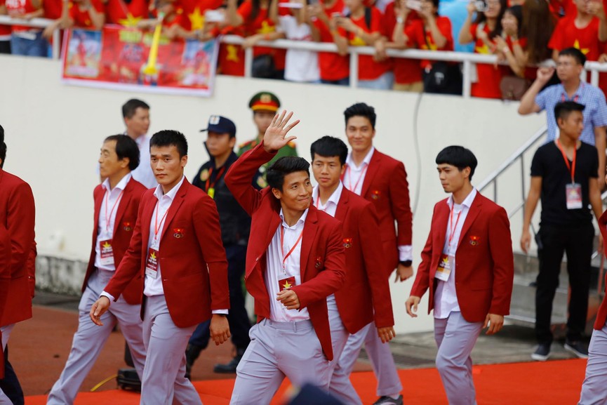 Dàn cầu thủ Olympic Việt Nam bảnh bao trong lễ mừng công - ảnh 1