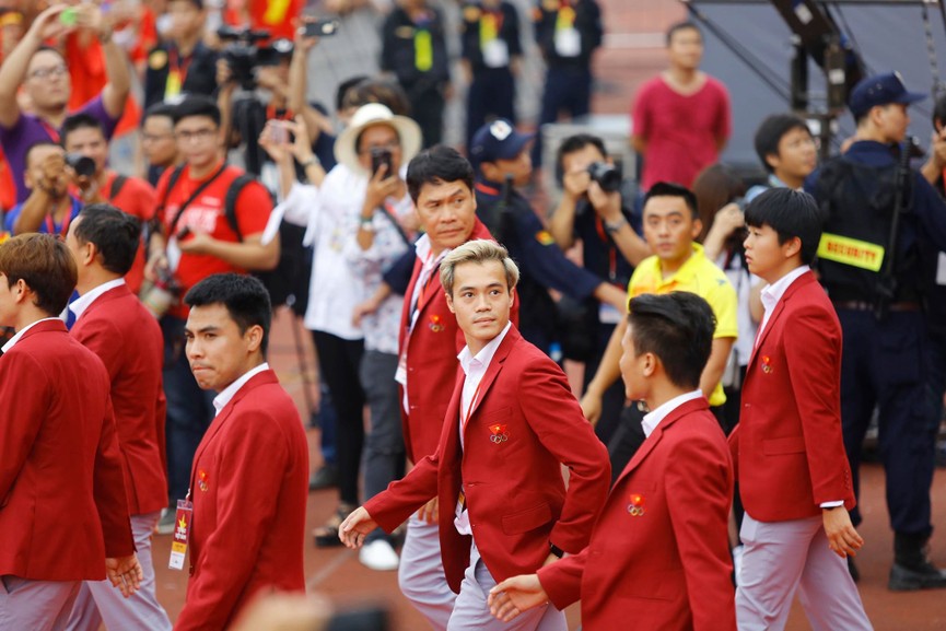 Dàn cầu thủ Olympic Việt Nam bảnh bao trong lễ mừng công - ảnh 2