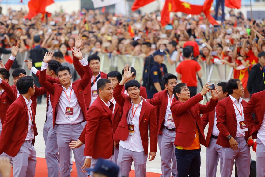 Dàn cầu thủ Olympic Việt Nam bảnh bao trong lễ mừng công - ảnh 3