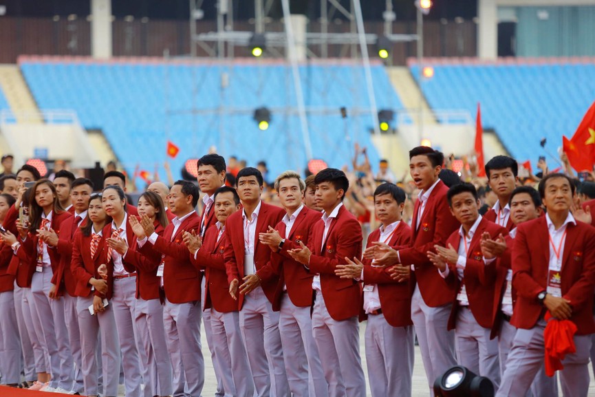 Dàn cầu thủ Olympic Việt Nam bảnh bao trong lễ mừng công - ảnh 4