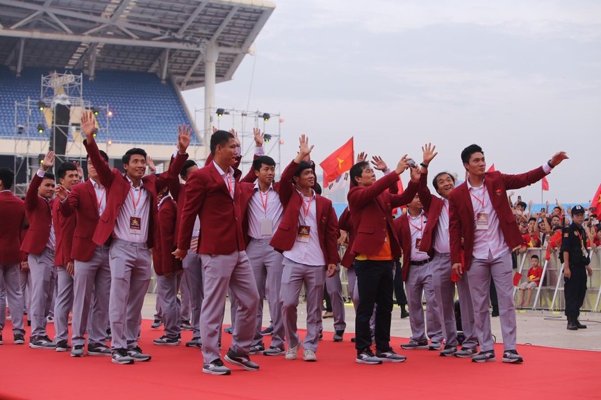 Dàn cầu thủ Olympic Việt Nam bảnh bao trong lễ mừng công - ảnh 6