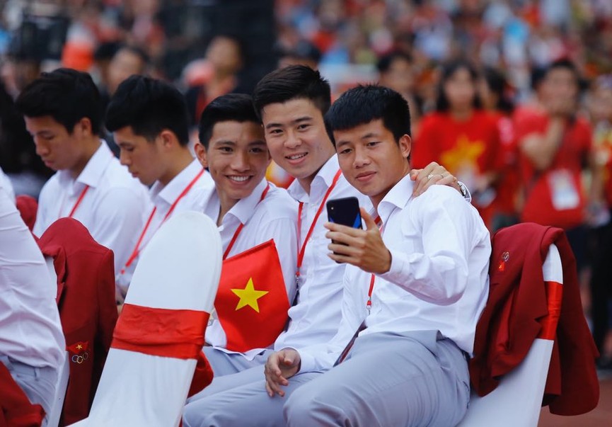 Dàn cầu thủ Olympic Việt Nam bảnh bao trong lễ mừng công - ảnh 7