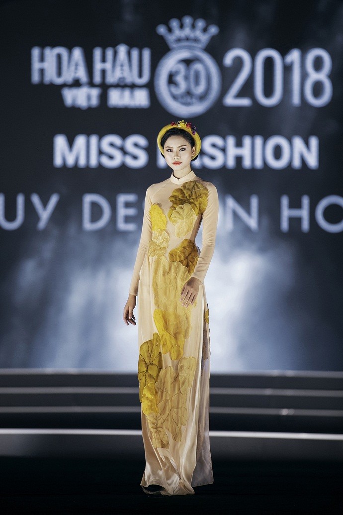 Nét duyên dáng của thí sinh HHVN 2018 trong tà áo dài thướt tha - ảnh 1