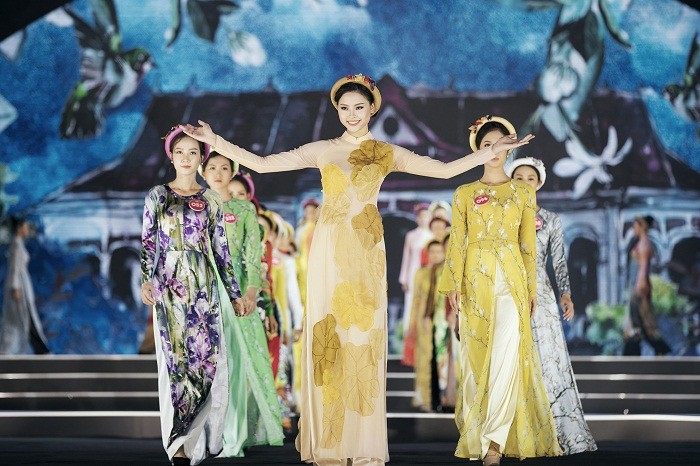Nét duyên dáng của thí sinh HHVN 2018 trong tà áo dài thướt tha - ảnh 14