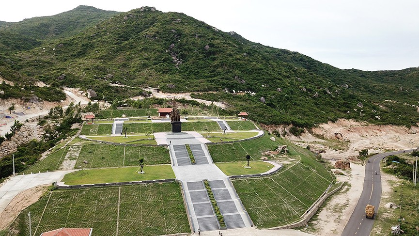 Tượng đài chiến thắng Núi Bà nhìn từ flycam - ảnh 7