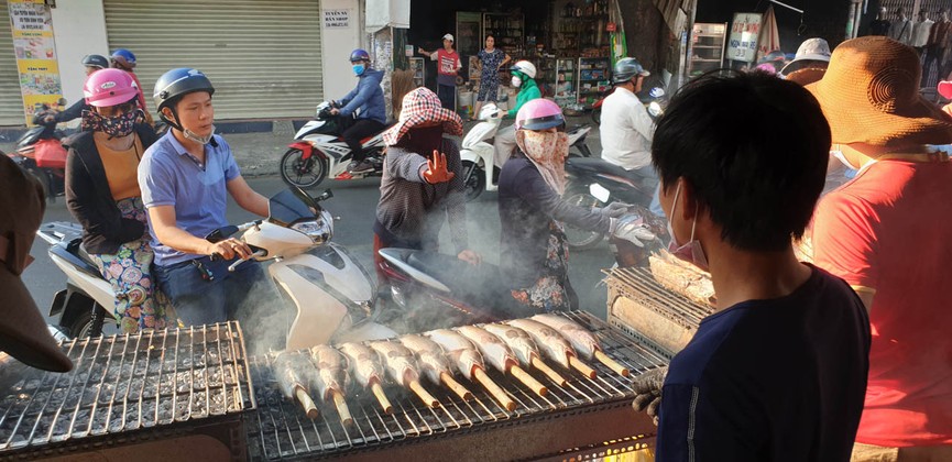 'Phố cá lóc nướng' Sài Gòn đông nghịt người ngày vía Thần tài - ảnh 12