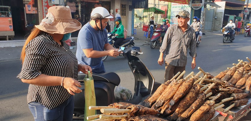 'Phố cá lóc nướng' Sài Gòn đông nghịt người ngày vía Thần tài - ảnh 14