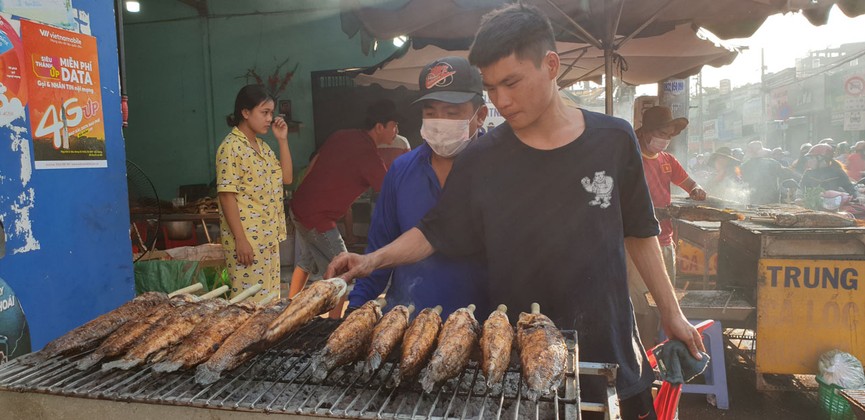 'Phố cá lóc nướng' Sài Gòn đông nghịt người ngày vía Thần tài - ảnh 2