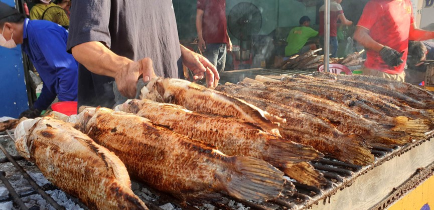 'Phố cá lóc nướng' Sài Gòn đông nghịt người ngày vía Thần tài - ảnh 3