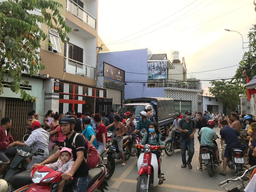 Chen chân livestream, chụp ảnh câu like khi công an khám xét nhà Phúc XO - ảnh 9