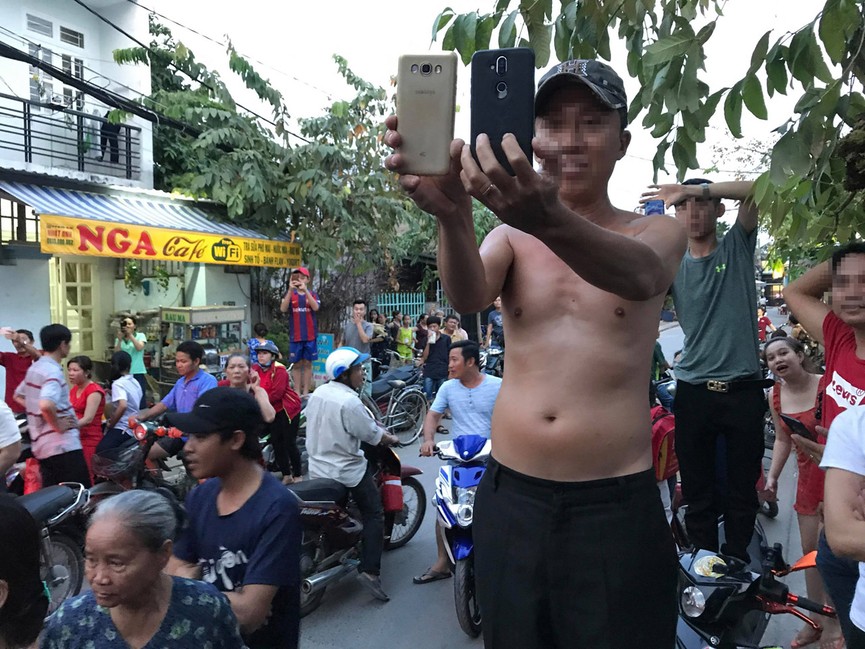 Chen chân livestream, chụp ảnh câu like khi công an khám xét nhà Phúc XO - ảnh 3