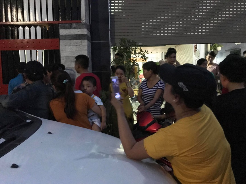 Chen chân livestream, chụp ảnh câu like khi công an khám xét nhà Phúc XO - ảnh 5