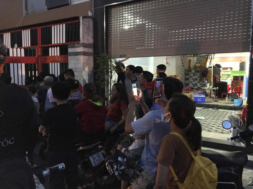 Chen chân livestream, chụp ảnh câu like khi công an khám xét nhà Phúc XO - ảnh 6