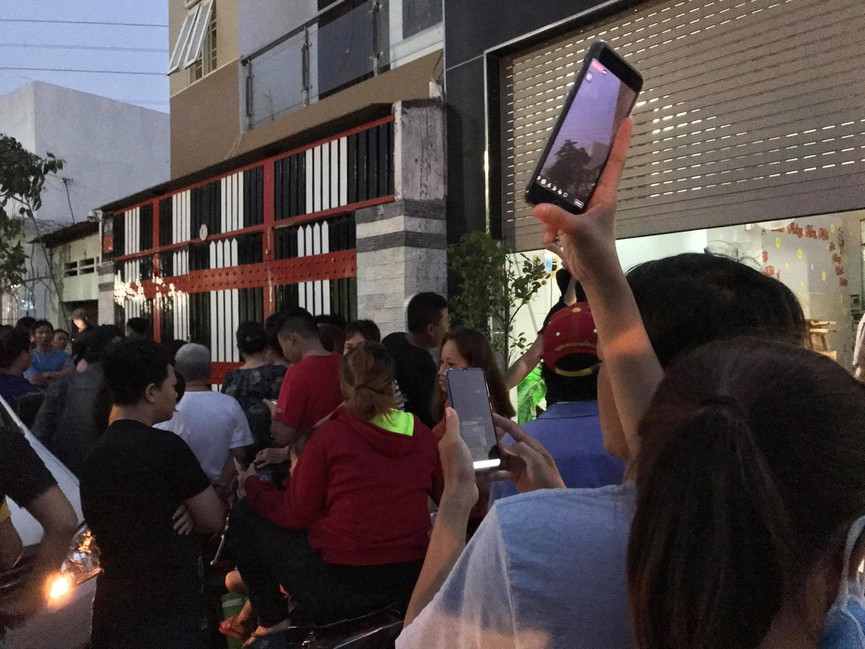 Chen chân livestream, chụp ảnh câu like khi công an khám xét nhà Phúc XO - ảnh 8