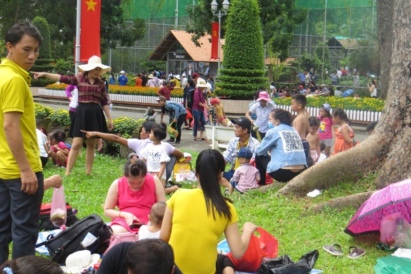 Dân Sài Gòn chen nhau ngạt thở ở Thảo Cầm Viên chơi lễ 2/9 - ảnh 16