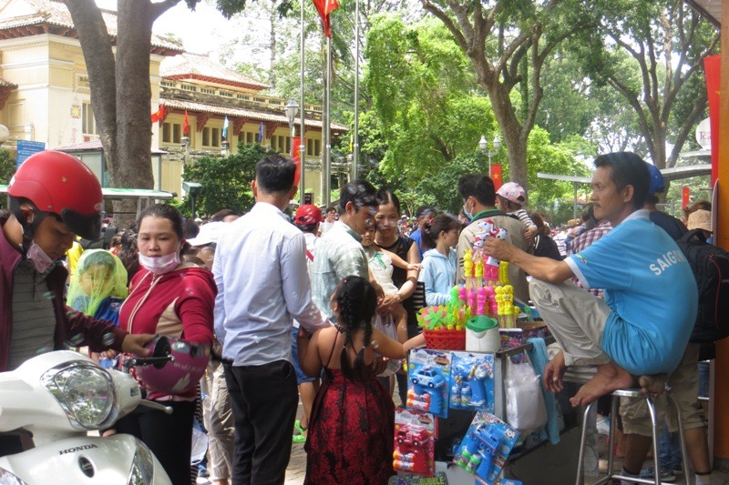 Dân Sài Gòn chen nhau ngạt thở ở Thảo Cầm Viên chơi lễ 2/9 - ảnh 15