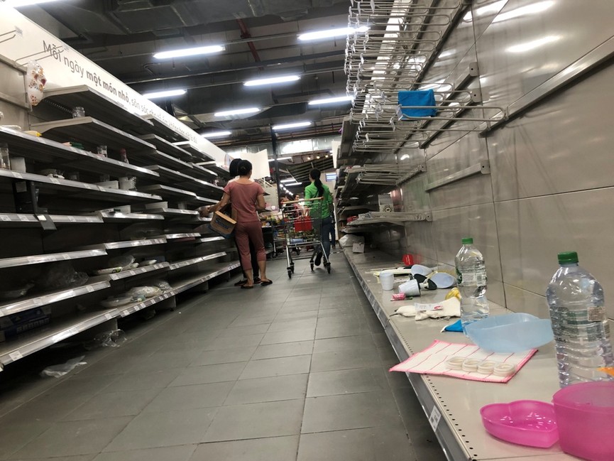 Siêu thị Auchan 'tan hoang' sau thông tin xả hàng rút khỏi Việt Nam - ảnh 1