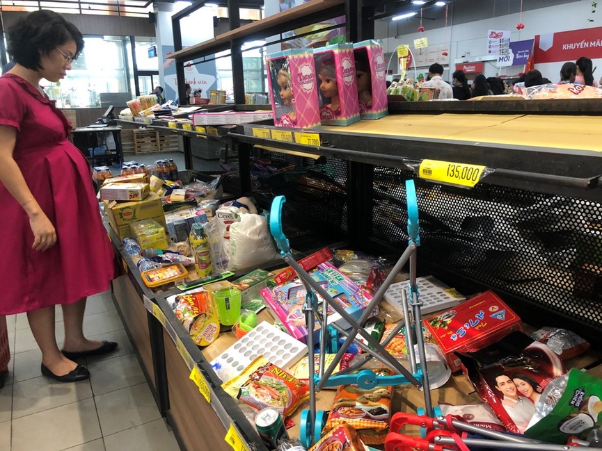 Siêu thị Auchan 'tan hoang' sau thông tin xả hàng rút khỏi Việt Nam - ảnh 11