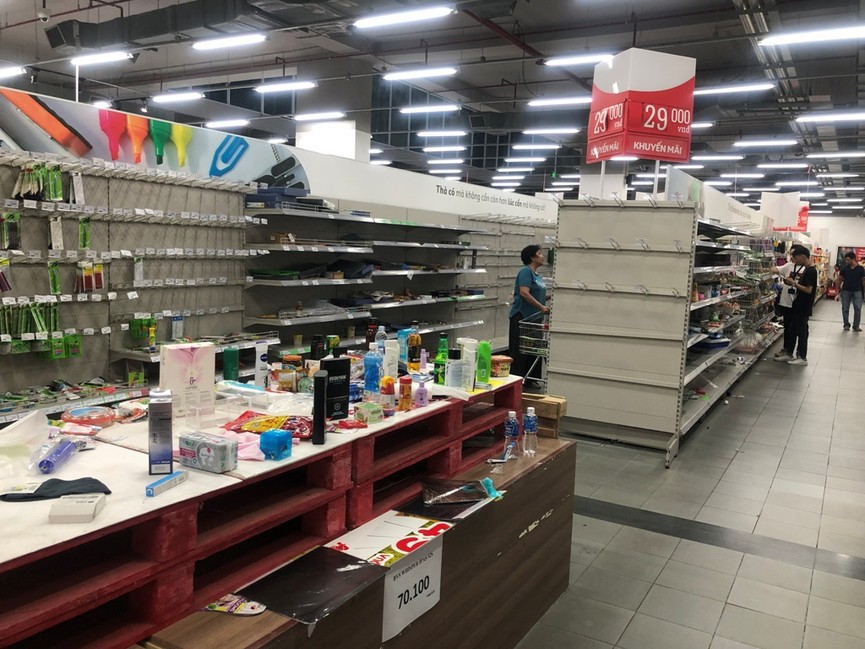Siêu thị Auchan 'tan hoang' sau thông tin xả hàng rút khỏi Việt Nam - ảnh 13