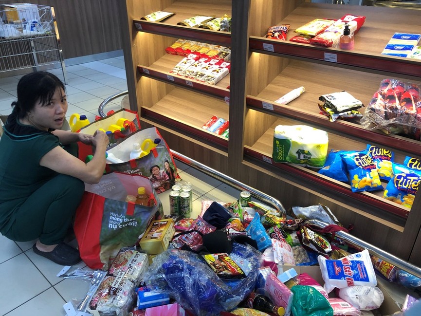 Siêu thị Auchan 'tan hoang' sau thông tin xả hàng rút khỏi Việt Nam - ảnh 10