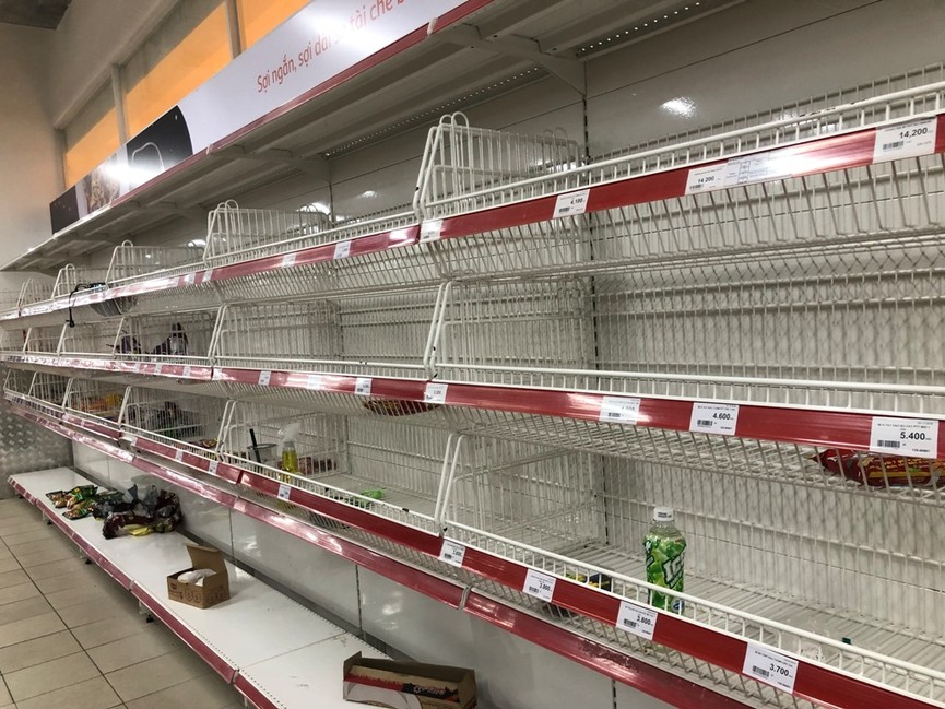 Siêu thị Auchan 'tan hoang' sau thông tin xả hàng rút khỏi Việt Nam - ảnh 2
