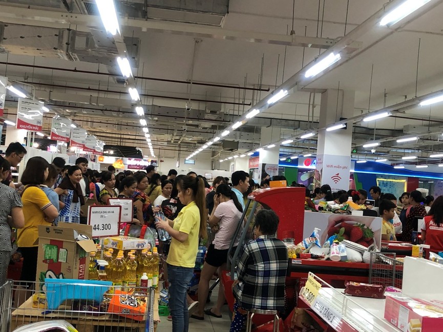 Siêu thị Auchan 'tan hoang' sau thông tin xả hàng rút khỏi Việt Nam - ảnh 3