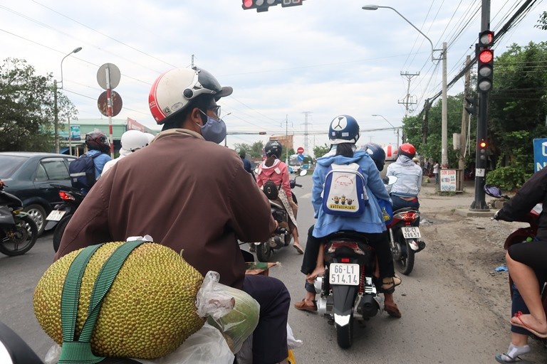 Sợ kẹt xe, người Miền Tây tranh thủ về lại Sài Gòn từ sớm - ảnh 4