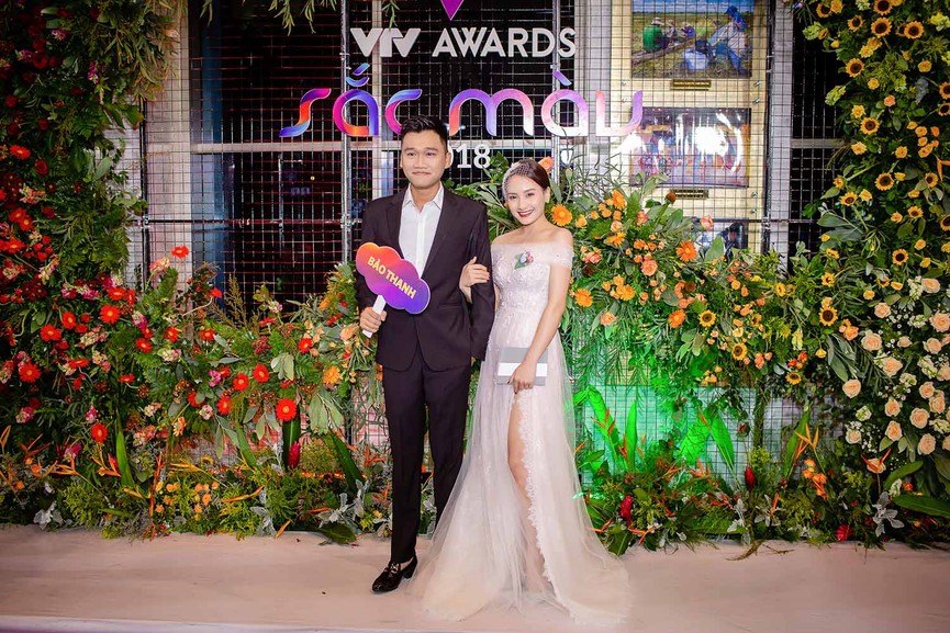Bảo Thanh tình tứ bên 'Mr Cần Trô' trên thảm đỏ VTV Awards - ảnh 5