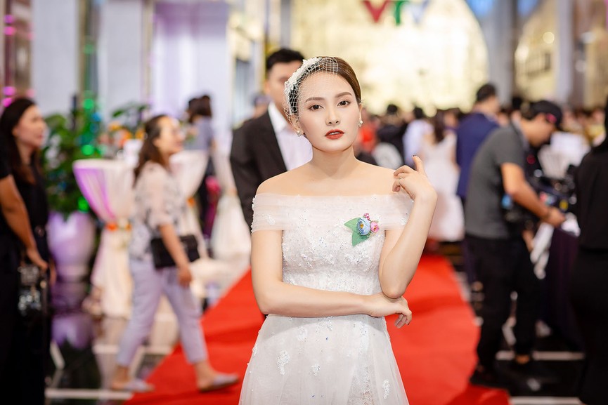 Bảo Thanh tình tứ bên 'Mr Cần Trô' trên thảm đỏ VTV Awards - ảnh 1