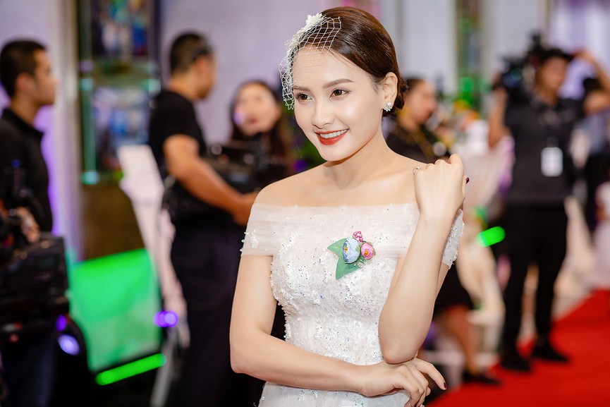 Bảo Thanh tình tứ bên 'Mr Cần Trô' trên thảm đỏ VTV Awards - ảnh 2