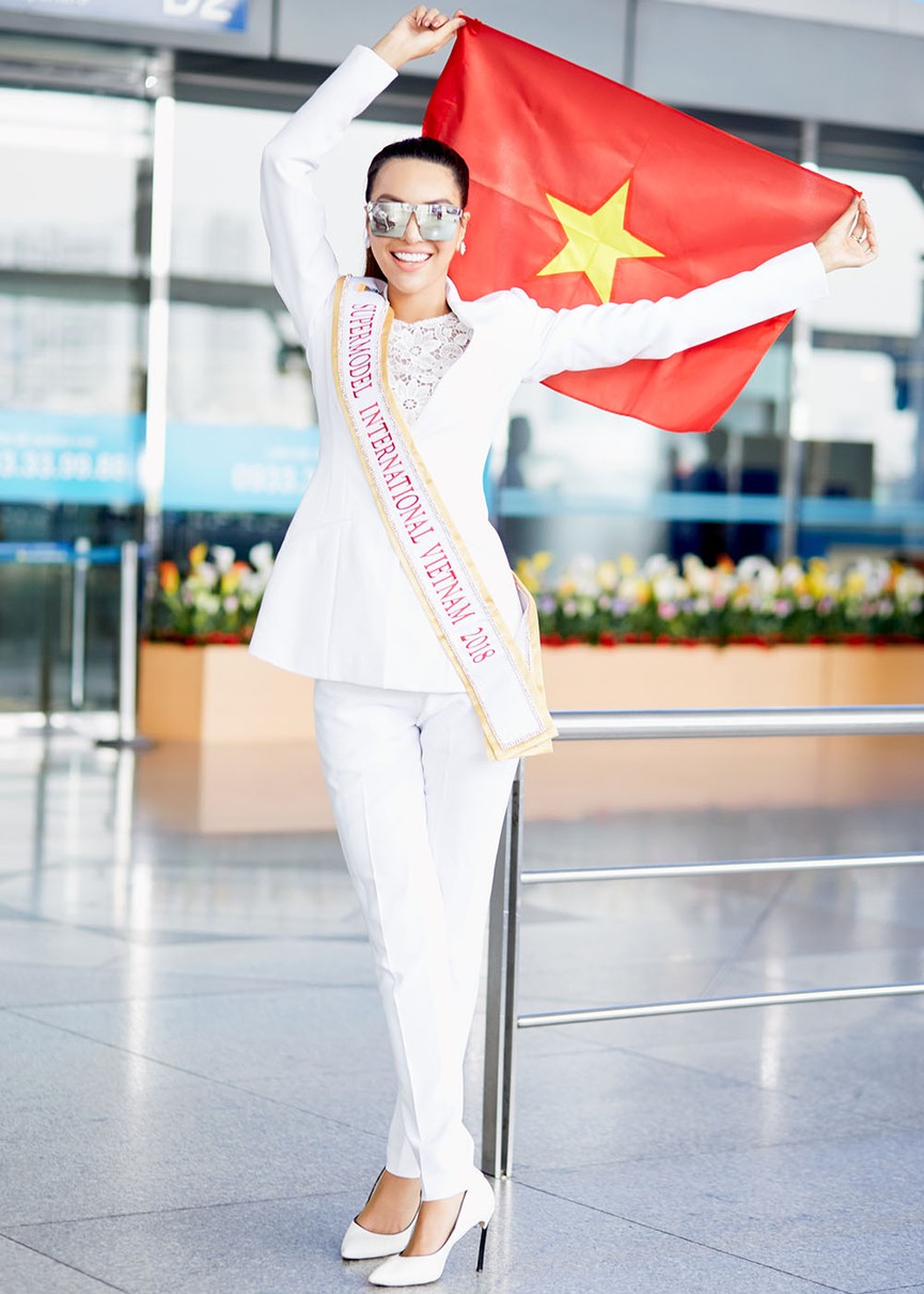 Khả Trang đội vương miện ra sân bay đi Thái Lan thi Siêu mẫu quốc tế - ảnh 3