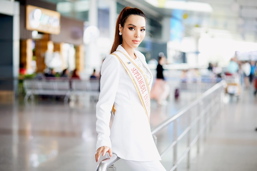 Khả Trang đội vương miện ra sân bay đi Thái Lan thi Siêu mẫu quốc tế - ảnh 8