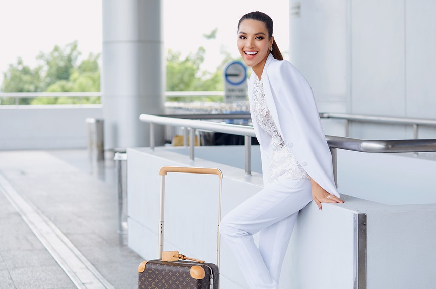 Khả Trang đội vương miện ra sân bay đi Thái Lan thi Siêu mẫu quốc tế - ảnh 10