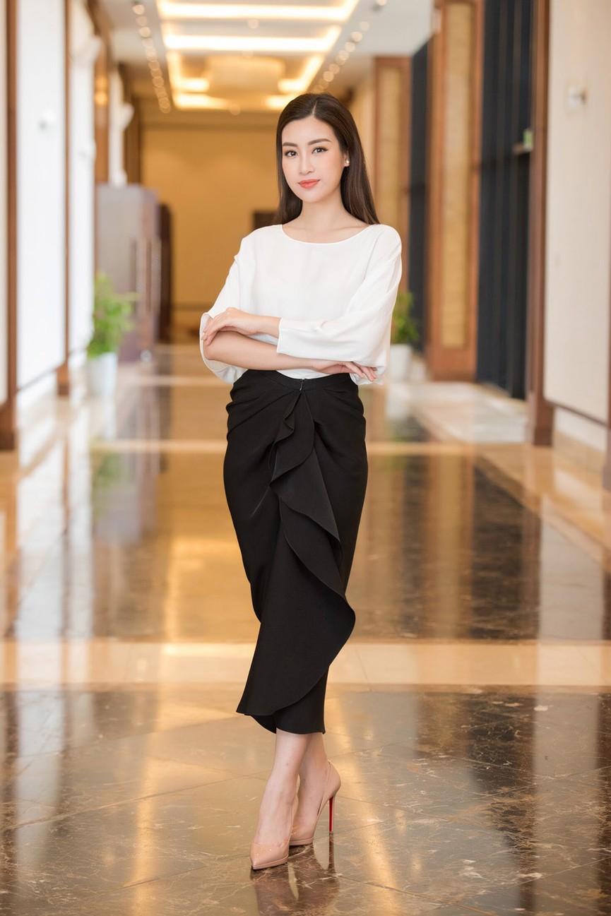 Đỗ Mỹ Linh, Hà Kiều Anh và loạt mỹ nhân chuộng chân váy bất đối xứng - ảnh 1