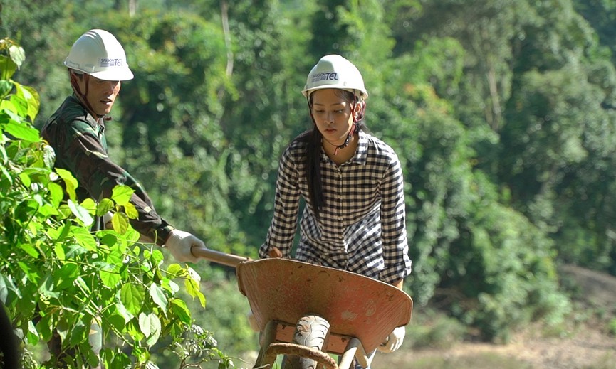 Hoa hậu Tiểu Vy mặt mộc xúc đất, đào giếng cho bà con bản Nịu - ảnh 4