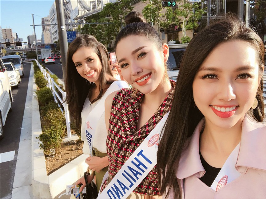 Thuỳ Tiên tặng nón lá, ghi điểm thân thiện ở Hoa hậu Quốc tế 2018 - ảnh 6