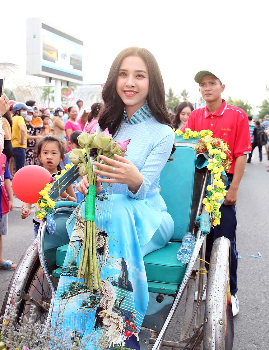 Á Hậu Thuý An đẹp rạng rỡ giữa đoàn xích lô diễu hành ở quê hương - ảnh 2