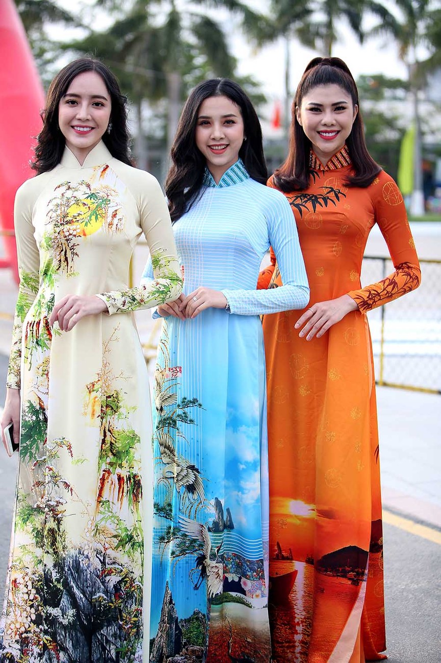 Á Hậu Thuý An đẹp rạng rỡ giữa đoàn xích lô diễu hành ở quê hương - ảnh 1