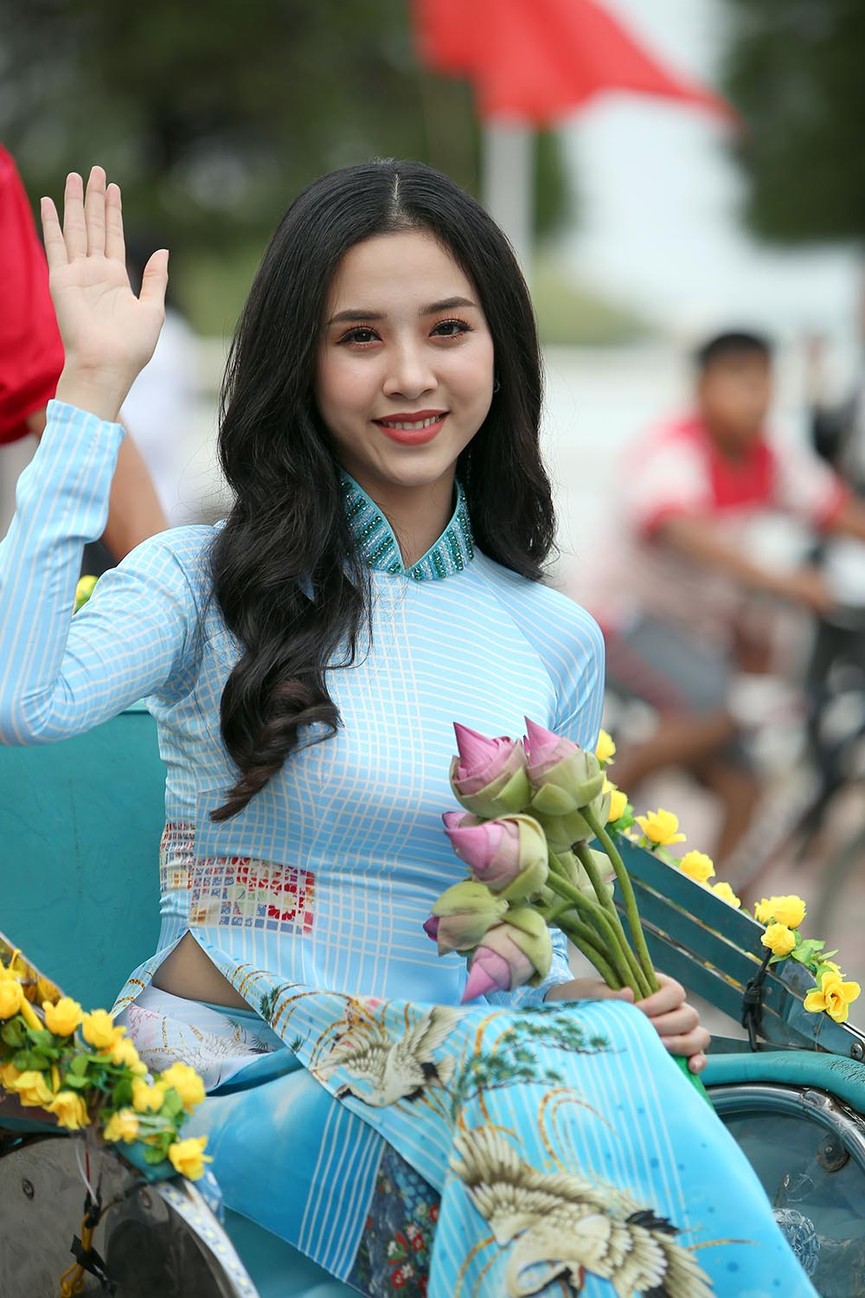 Á Hậu Thuý An đẹp rạng rỡ giữa đoàn xích lô diễu hành ở quê hương - ảnh 3
